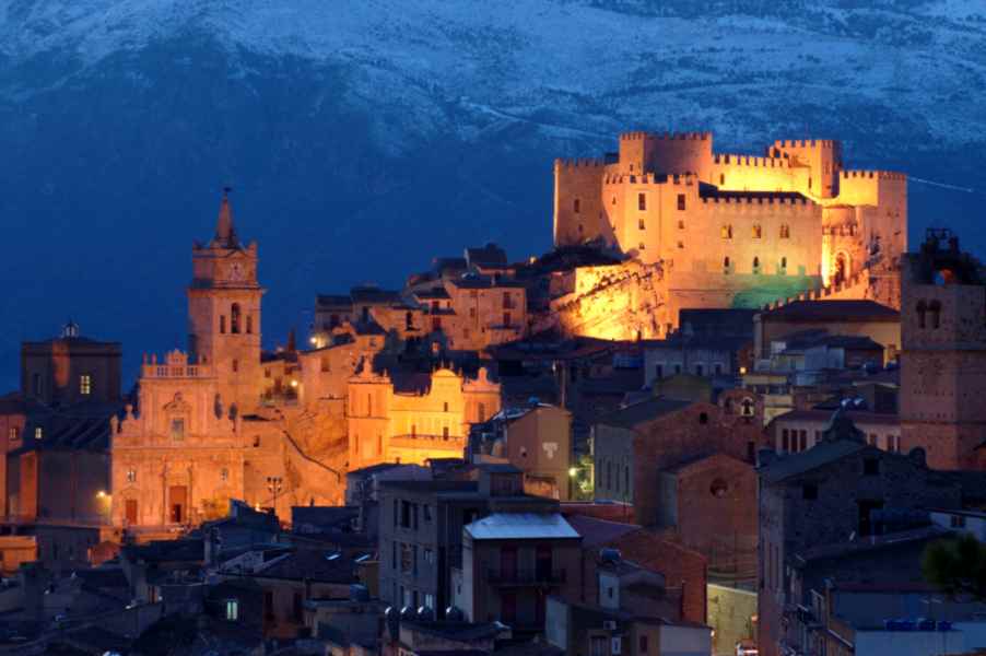 Panorama Caccamo di notte