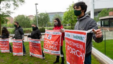 Photo of GREENPEACE E RECOMMON IN AZIONE CONTRO INTESA SANPAOLO: «È LA BANCA ITALIANA CHE PIÙ ALIMENTA L’EMERGENZA CLIMATICA»