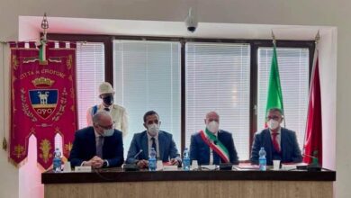 Photo of “Mentre gli altri fanno guerra”, i sindaci di Crotone e Dakhla firmano accordo di gemellaggio