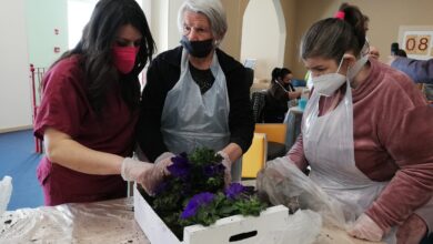 Photo of Mosaico di emozioni con gli anziani del Centro diurno che hanno piantato fiori