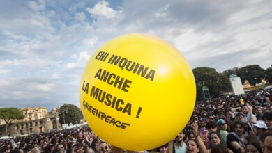 Photo of PROTESTA DI GREENPEACE AL CONCERTO DEL PRIMO MAGGIO: «IL GREENWASHING DI ENI INQUINA ANCHE LA MUSICA ITALIANA»