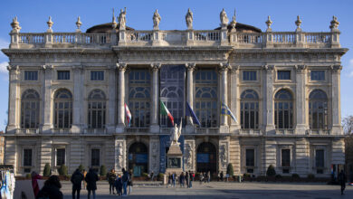 Photo of “VOLANO” NEL CIELO DI TORINO LE 4 STATUE MONUMENTALI DI PALAZZO MADAMA PER TORNARE ALL’ANTICO SPLENDORE