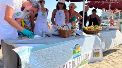 Photo of SPIAGGE DIDATTICHE: “IL SALE DELLA LIGURIA” E LE ECCELLENZE DELL’ENOGASTRONOMIA DELL’ENTROTERRA SOTTO L’OMBRELLONE