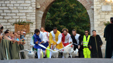 Photo of Rievocazione storica, spettacoli, corsa delle oche: a Serra Sant’Abbondio la magia del Palio della Rocca