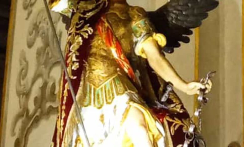 San Michele Arcangelo: muove gli occhi