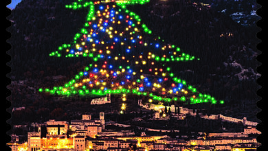 Photo of Emessi oggi due francobolli ordinari appartenenti alla serie tematica “le Festività”, dedicati al Santo Natale e all’Albero di Natale di Gubbio