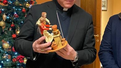 Photo of Cagliari Sud Sardegna, Confartigianato, Coldiretti consegna statuina al Vescovo Baturi
