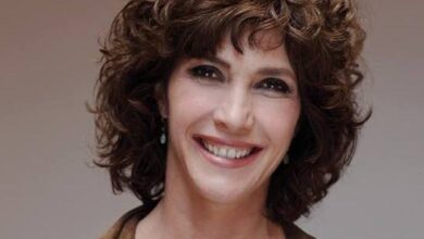 Photo of Assemini, Maria Amelia Monti in scena nello spettacolo “La lavatrice del cuore, lettere di genitori e figli adottivi”