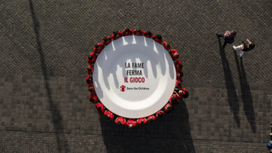 Photo of Giornata mondiale dell’alimentazione: Save the Children, una mobilitazione con piatti giganti vuoti a Roma per ricordare che ogni 2 secondi al mondo nasce un bambino destinato a soffrire la fame