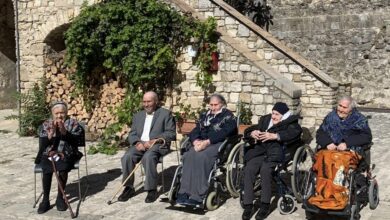 Photo of Orsara la festa di Maria Anna: 6 figli, 12 nipoti, 8 pronipoti e 100 candeline