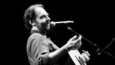 Photo of Milano: Neri Marcorè canta De André per il Natale di Opera San Francesco