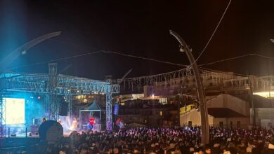 Photo of Castelsardo, centinaia di persone in Piazza Nuova per Nostalgia90 Winter Edition