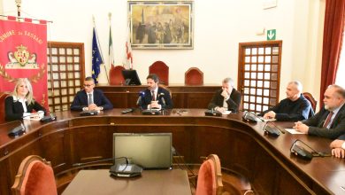 Photo of Sassari, Il Candeliere dei Falegnami si spezza durante la Faradda, scatta la solidarietà: «Quel cero appartiene all’identità collettiva, Sassari mostra di essere comunità»