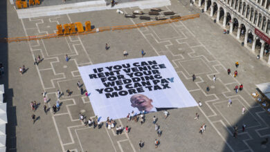 Photo of Venezia, gli attivisiti di Greenpeace srotolano striscione contro l’ingiustizia sociale e climatica