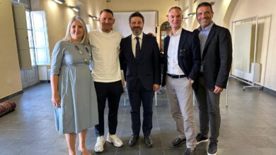 Photo of Sassari, il saluto dell’amministrazione al bomber Gigi Scotto prima della partenza per Treviso: