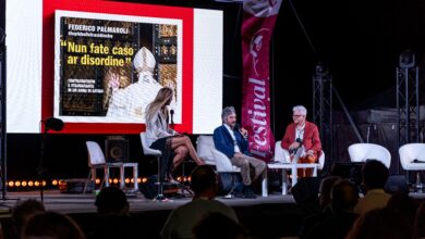 Photo of Cabras :la vita in tutte le sue forme: emozioni, sorrisi e musica nella terza serata del Festival Letterario dell’Archeologia