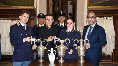 Photo of Oristano, la Polizia di Stato ha consegnato l’olio Santo di Capaci a Monsignor Floris