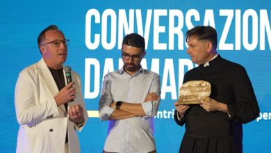 Photo of Mattinata, Conversazioni dal mare premia Don Antonio Coluccia